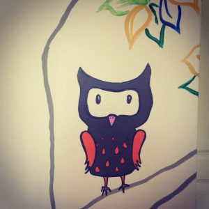 RojoSillon_Mural Infantil Pared_Buho y arbol_26
