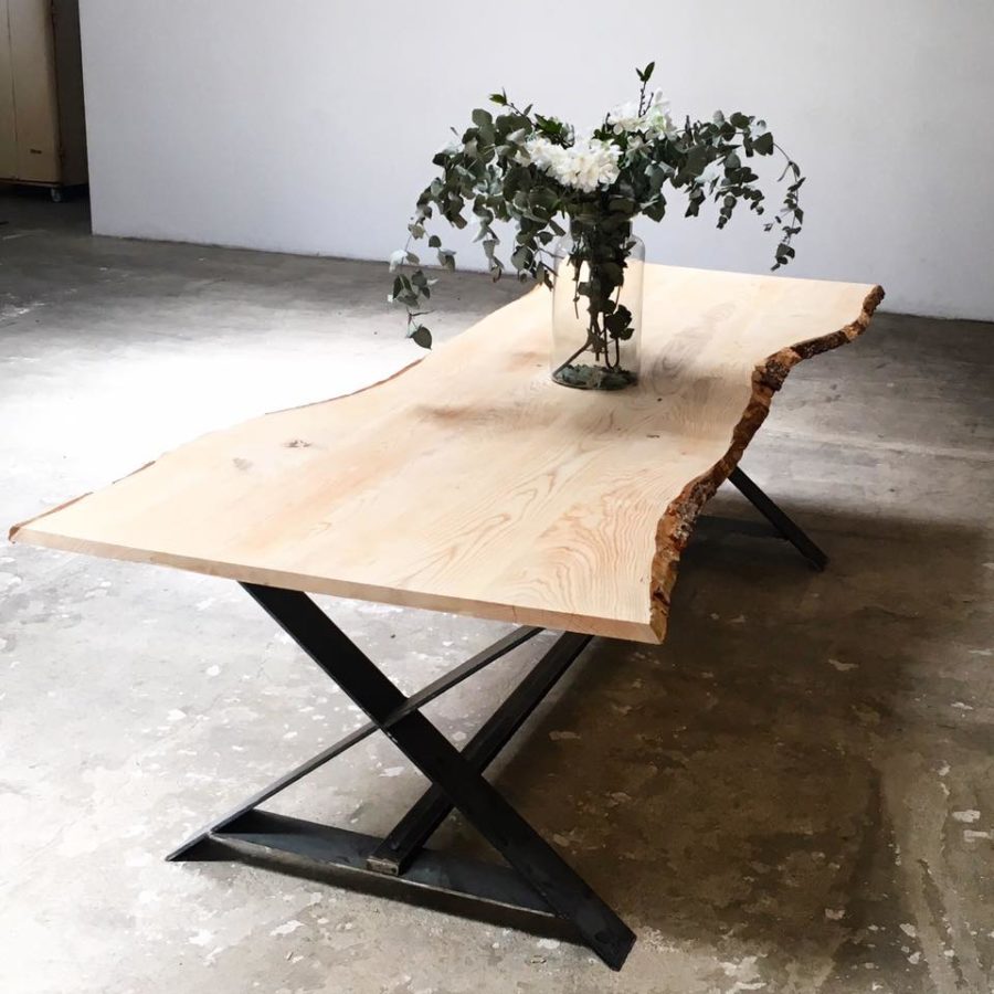 mesa de castaño a medida con corteza y patas de hierro