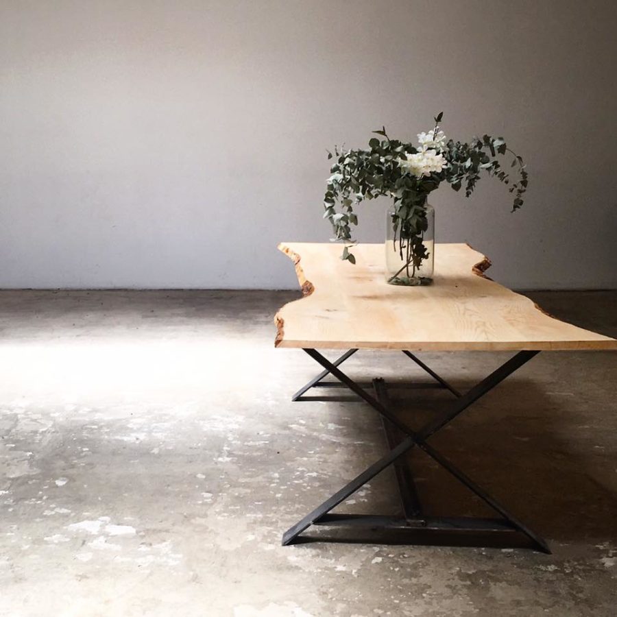 mesa de castaño a medida con corteza y patas de hierro