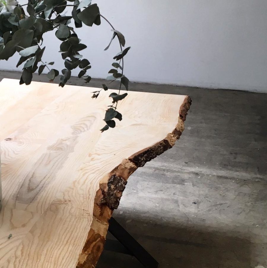 mesa de castaño a medida con corteza y patas de hierro