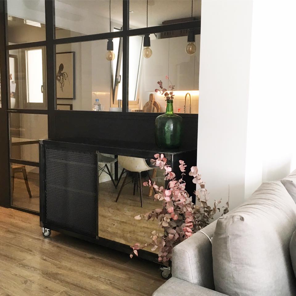 diseño de muebles a medida hierro y madera y espejo aparador rojosillon