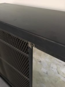 diseño de muebles a medida hierro y madera y espejo aparador rojosillon