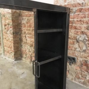 diseño de muebles a medida hierro y madera y espejo aparador rojosillon