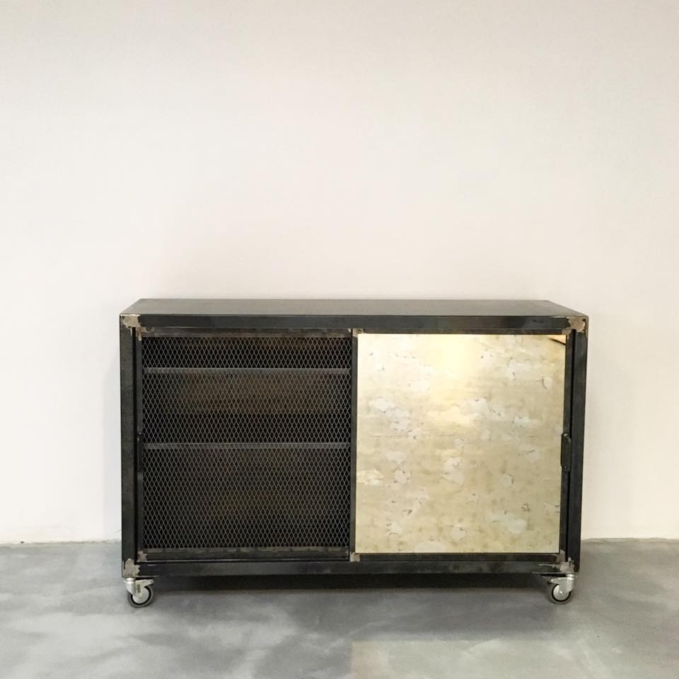 diseño de muebles a medida hierro y madera y espejo aparador rojosillon
