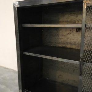 diseño de muebles a medida hierro y madera y espejo aparador rojosillon