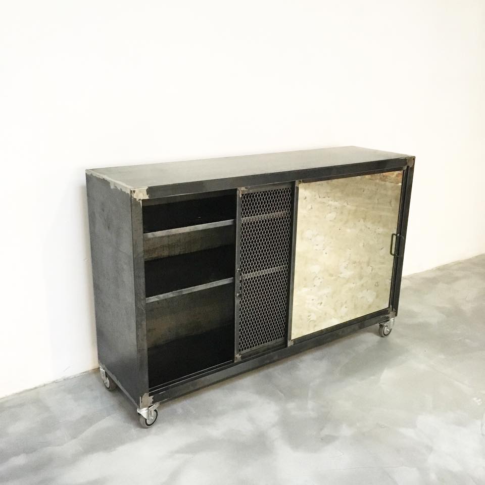 diseño de muebles a medida hierro y madera y espejo aparador rojosillon