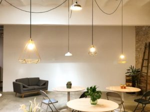 lampara pantalla eventos atrezzo rojosillon