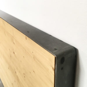 mobiliario a medida_cabecero de madera y plancha de hierro a conjunto con mesitas_rojosillon